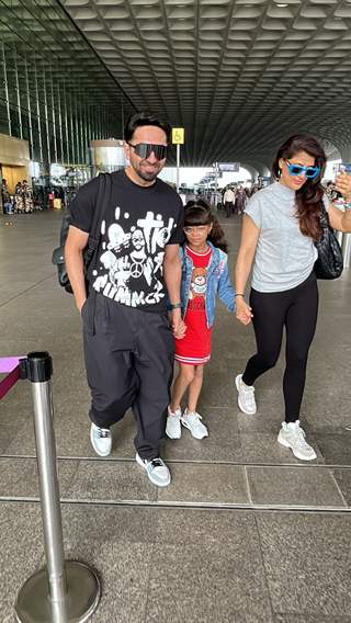 Ayushmann Khurrana, Tahira Kashayp poses with daughter at the Mumbai airport 