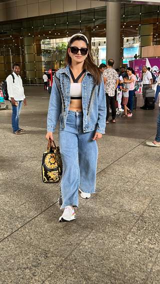 Urvashi Rautela snapped at the Mumbai airport 