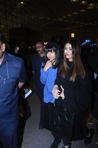 Aishwarya Rai Bachchan, Aaradhya snapped at the Mumbai airport 