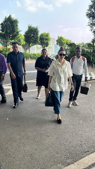 Karisma Kapoor snapped at the Mumbai airport 