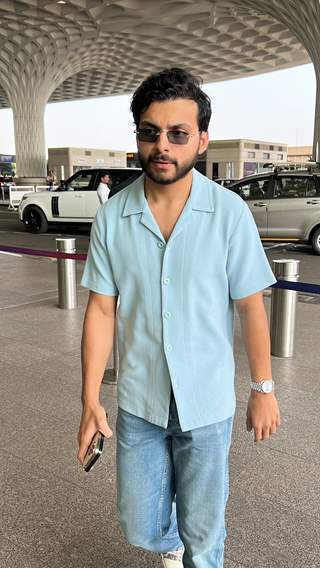 Shikhar Pahariya gets clicked at the Mumbai airport 