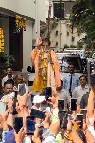  Amitabh Bachchan greets his fans on his 81st birthday outside his residence in Mumbai