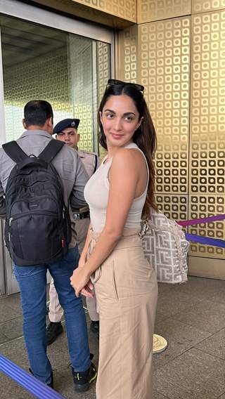 Kiara Advani snapped at the airport 
