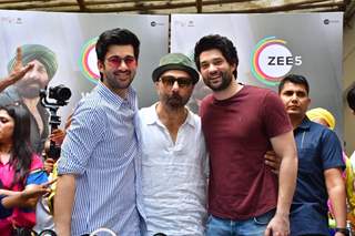 Sunny Deol snapped celebrates his birthday with sons Rajveer Deol and Karan Deol