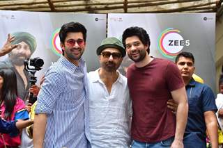 Sunny Deol snapped celebrates his birthday with sons Rajveer Deol and Karan Deol