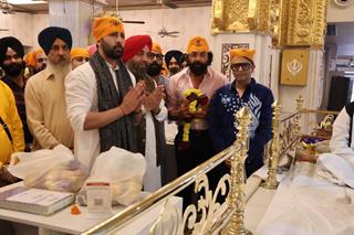 Ranbir Kapoor, Bobby Deol, Sandeep Reddy Vanga, Bhushan Kumar, Pranay Reddy Vanga, and Shiv Chanana, seeks blessings at Bangla Saheb Gurudwara in Delhi