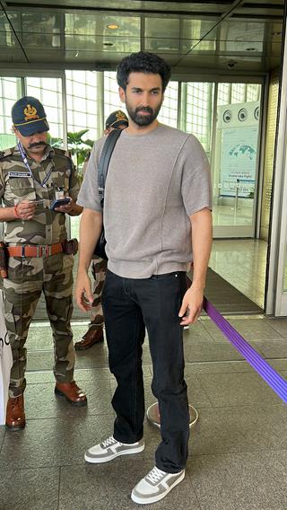 Aditya Roy Kapur snapped at the Mumbai airport 