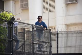 SRK greet fans outside Mannat