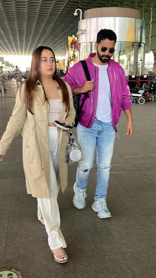 Varun Dhawan snapped with his wife Natasha Dalal at the Mumbai airport 