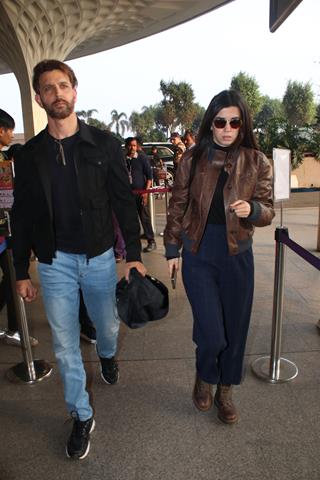 Hrithik Roshan and Saba Azad snapped at the airport 