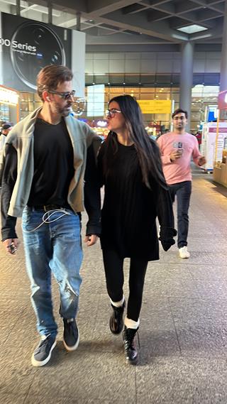 Hrithik Roshan and Saba Azad spotted at the airport 