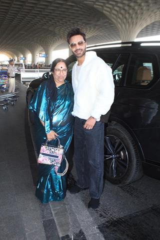 Vicky Jain  snapped with his mother at the Mumbai airport 