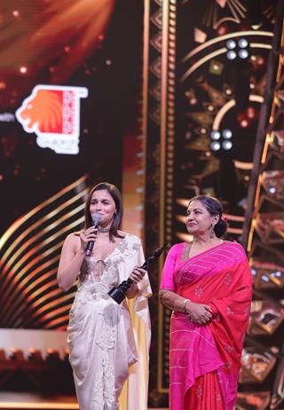 Shabana Azmi and Alia Bhatt performing at the Filmfare Awards