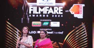 Shabana Azmi and Alia Bhatt performing at the Filmfare Awards