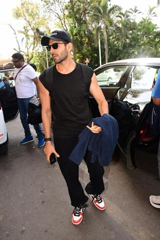 Kartik Aaryan snapped in the city