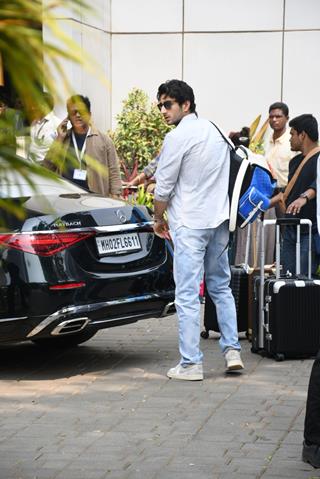 Ibrahim Ali Khan snapped at the airport