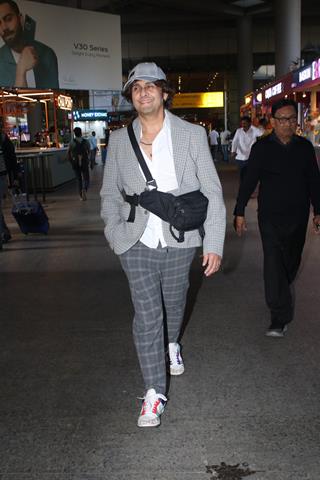 Sonu Nigam spotted at the airport