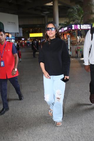 Hina Khan snapped at the Mumbai airport 