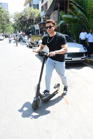 Kunal Kemmu spotted outside restaurant in Bandra