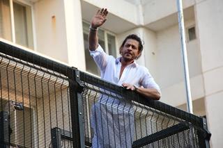 Shah Rukh Khan waves hand on the special occasion of Eid 