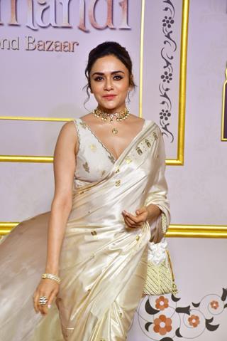 Amruta Khanvilkar grace the premiere of Heeramandi