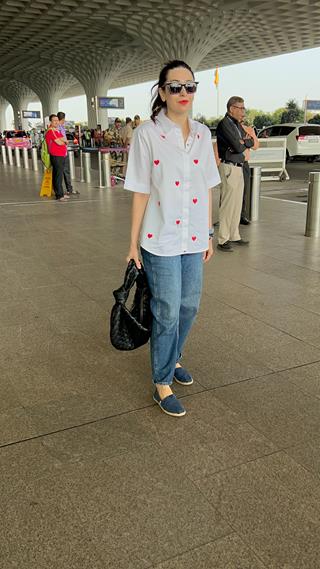 Karisma Kapoor snapped in the Airport