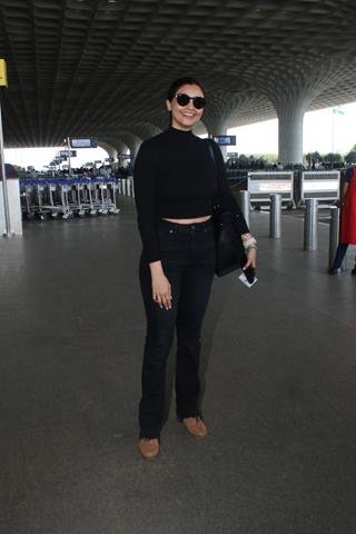 Daisy Shah spotted at the airport