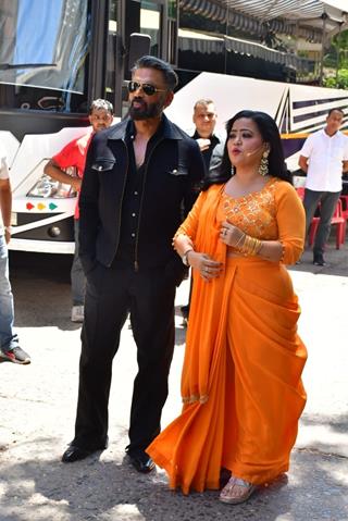 Suniel Shetty and Bharti Singh on the set of Dance Deewane 4