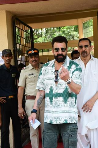 Sanjay Dutt snapped after their Lok Sabha Election voting