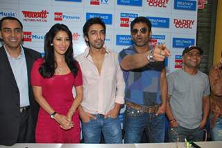 Aaftab Shivdasani and Sunil Shetty with other Stars at Daddy Cool press meet