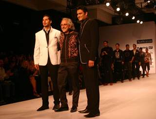 Dino Moria and Anil Kumble at the Designer Manoviraj Khosla show during the Men''s Fashion Week in New Delhi on Friday 11 Sep 2009