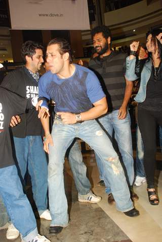 Salman''s parent snapped at Wanted special screening