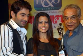 Tollywood actors Jeet and Koel with famous actors Dhritiman Chatterjee unveiling of the new Trophy of Anandalok Purashkar 2009 at a function in Kolkata on 15th oct 09
