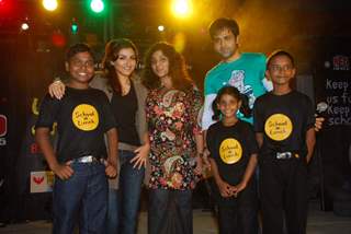 Emraan Hashmi and Soha Ali Khan at Tum Mile promotional event on Children''s day, Phoneix Mill
