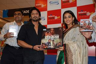 Arshad Warsi and Vidya Balan launch DVD of &quot;Ishqiya&quot; at Reliance Timeout, Bandra