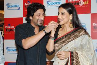 Arshad Warsi and Vidya Balan launch DVD of &quot;Ishqiya&quot; at Reliance Timeout, Bandra