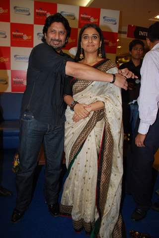 Arshad Warsi and Vidya Balan launch DVD of &quot;Ishqiya&quot; at Reliance Timeout, Bandra