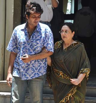 Celebs attends the cremation ceremony of late Indian bollywood actor Mac Mohan in Mumbai