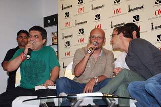 Sharman unveils 3 idiots script book at Landmark