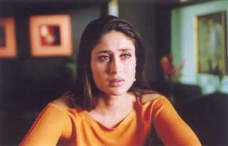 Kareena in the movie Milenge Milenge