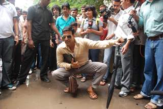 Akshay Kumar inspecting the Roads of Mumbai as Sachin Tichkule of ''Khatta Meetha''