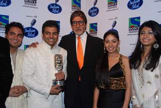 Rakesh Maini, Sree Ram, Amitabh Bachchan, Sunidhi Chauhan and Bhoomi at Indian Idol 5 grand finale at Filmistan