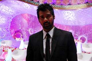 Shabir Ahluwalia as a host in tv show Meethi Chhoorii No. 1