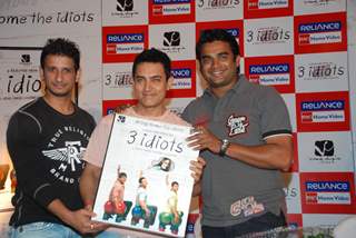 Aamir, Sharman and R. Madhavan at 3 Idiots DVD launch at Grand Hyatt