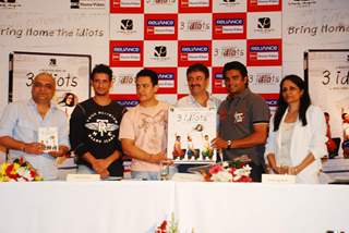 Aamir, Sharman, Rajkumar Hirani and R. Madhavan at 3 Idiots DVD launch at Grand Hyatt
