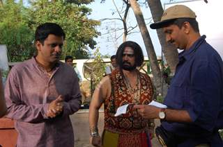 Director Ajoy, Manoj Bajpai & Ninad Kamath on the sets of Dus Tola