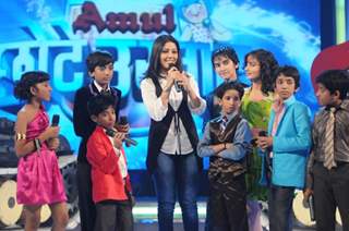 Sunidhi Chauhan with kids on Chotte Ustaad