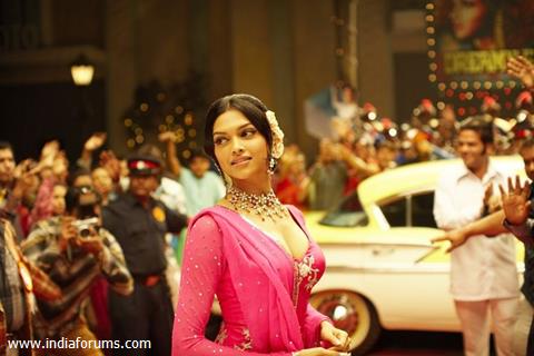 Deepika Padukone looking beautiful in pink