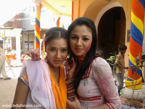 Priyal Gor as Mona and Sara Khan as Sweety in Preet Se Bandhi Ye Dori Ram Milaayi Jodi
