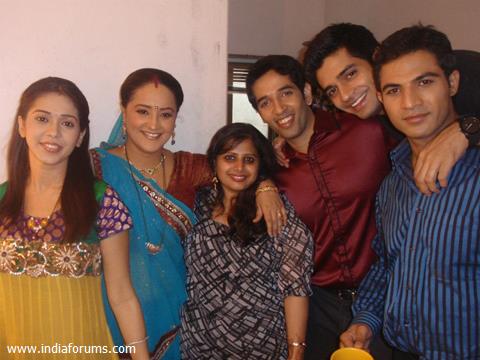 Hindi Serie Saathiya Apni Club